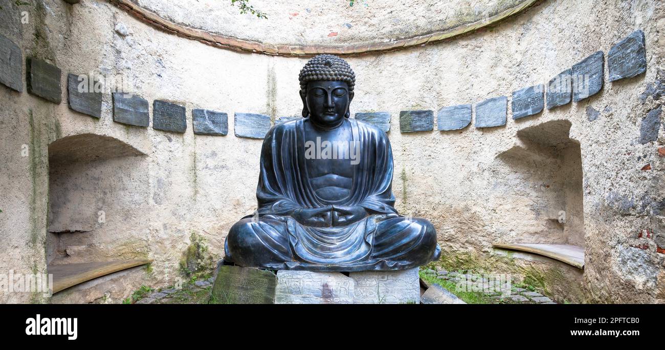 Fabriqué en bronze, c.a 1860, position méditante. Utile pour les concepts liés à la concentration Banque D'Images