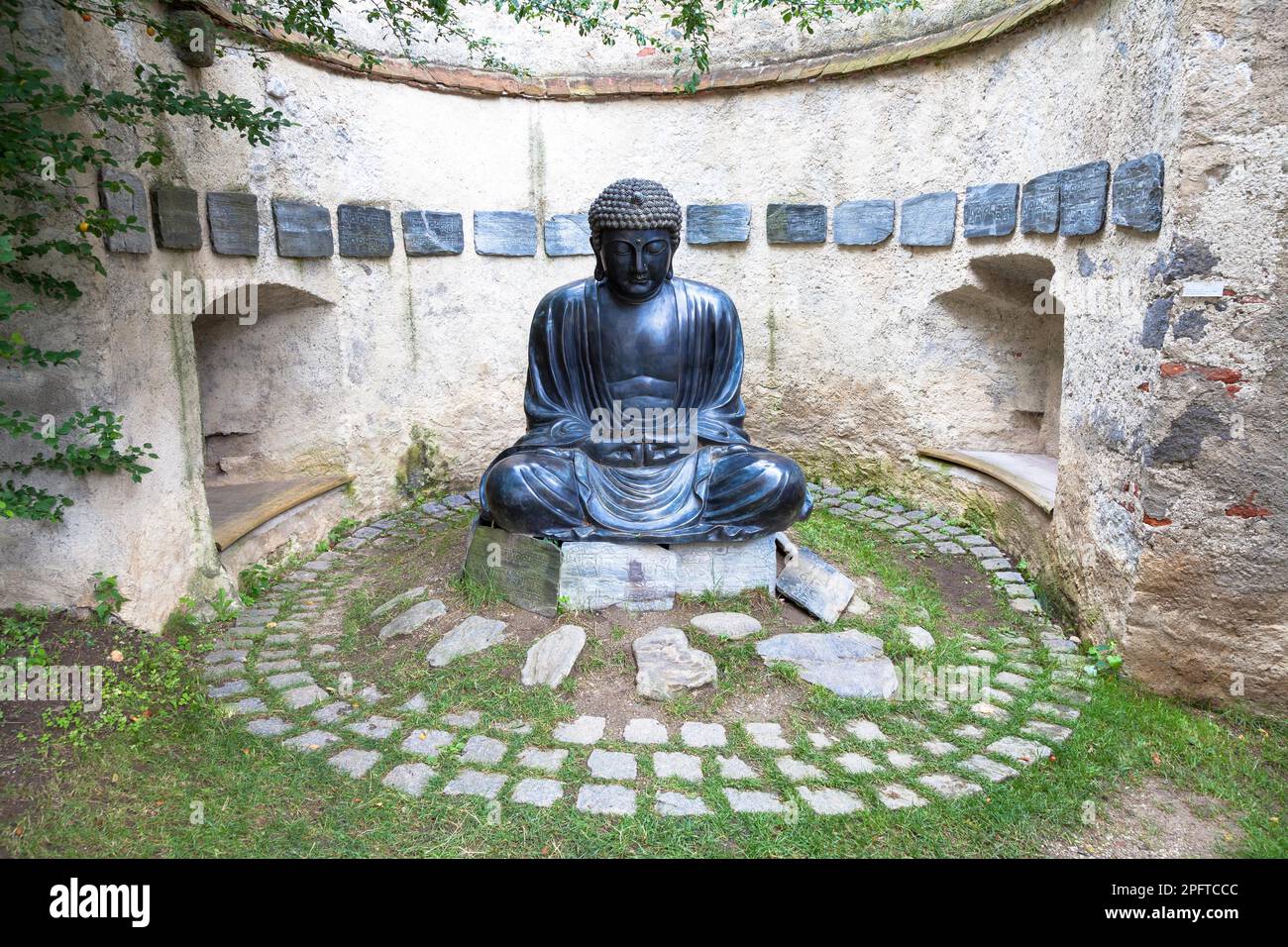 Fabriqué en bronze, c.a 1860, position méditante. Utile pour les concepts liés à la concentration Banque D'Images