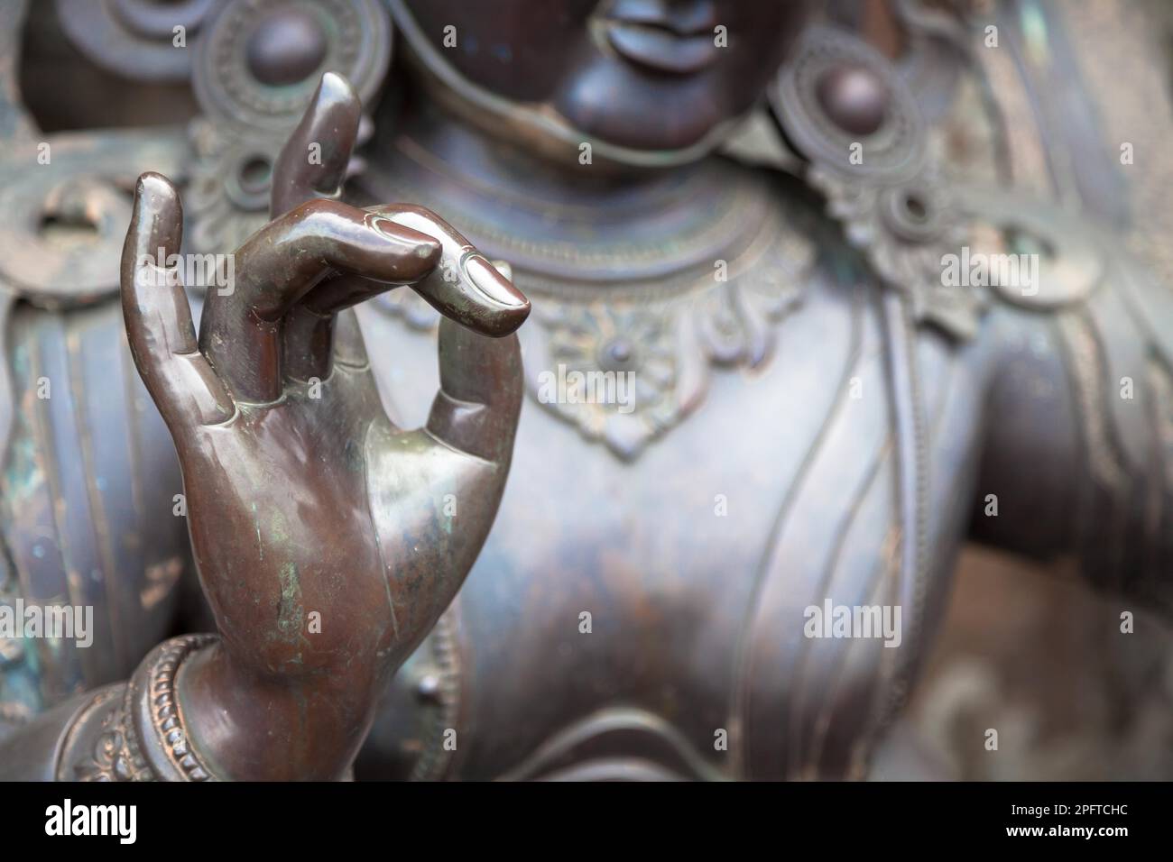 Position des mains mudra Karana exprime une énergie très puissante avec laquelle l'énergie négative est expulsé. Ce geste de la main s'appelle également parer le Banque D'Images