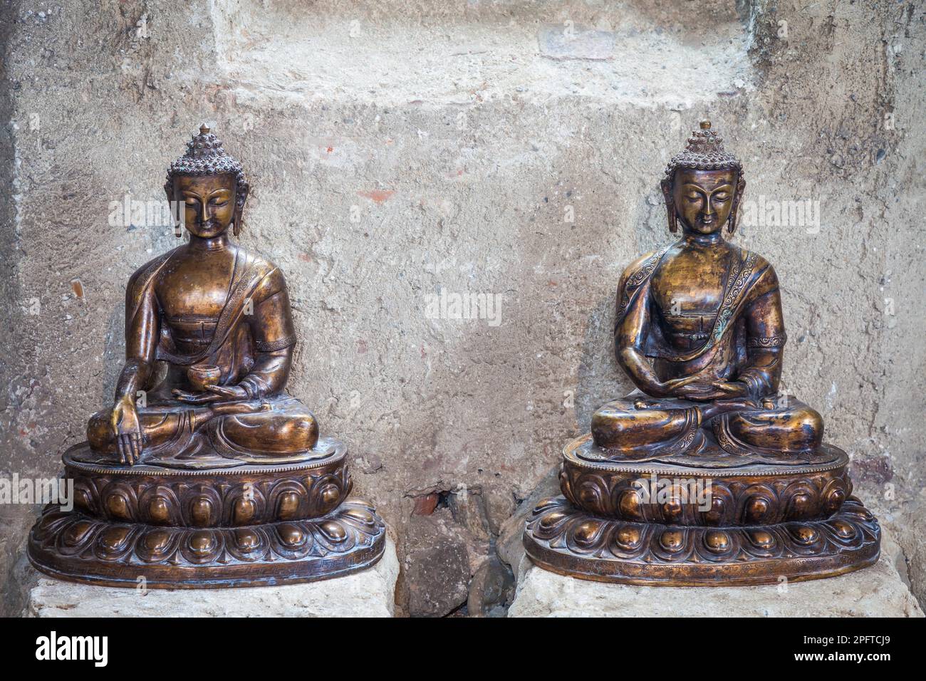 Fabriqué en bronze, c.a 1860, position méditante. Utile pour les concepts liés à la concentration. CopySpace entre les deux statues Banque D'Images