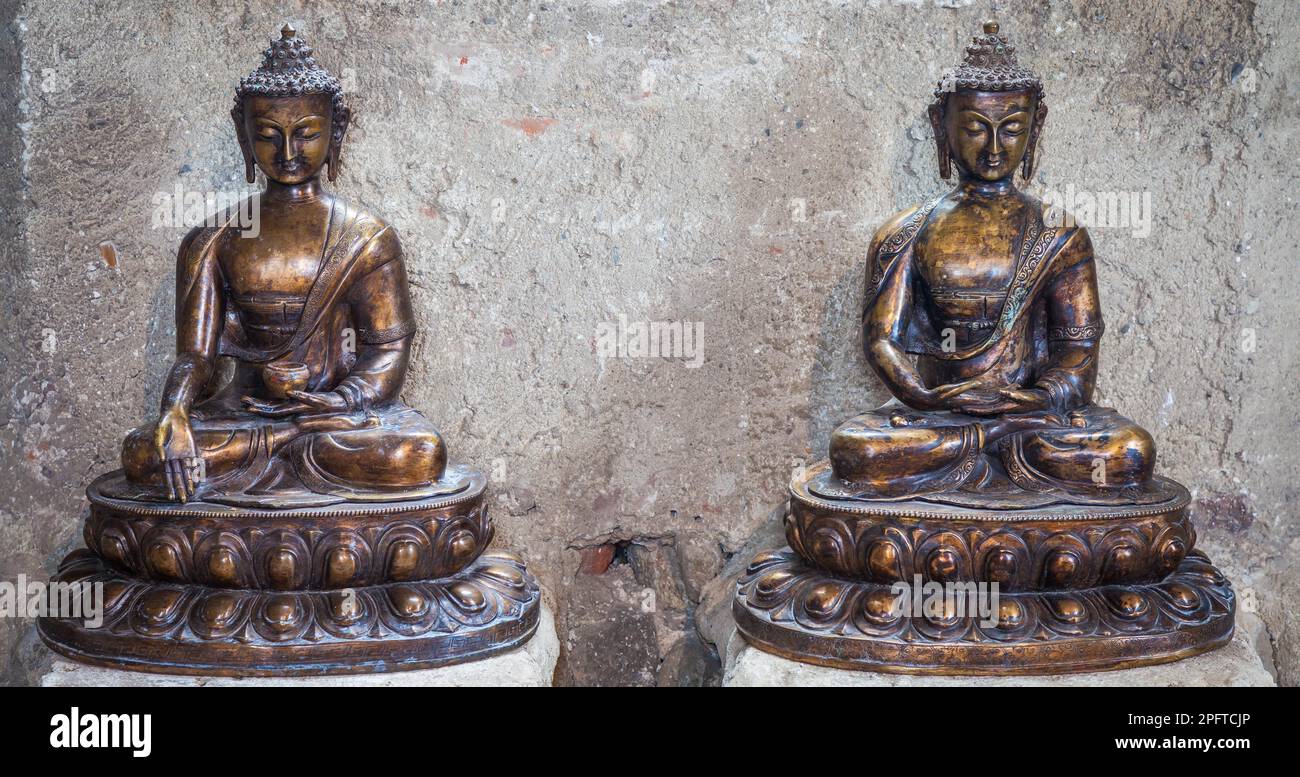 Fabriqué en bronze, c.a 1860, position méditante. Utile pour les concepts liés à la concentration. CopySpace entre les deux statues Banque D'Images