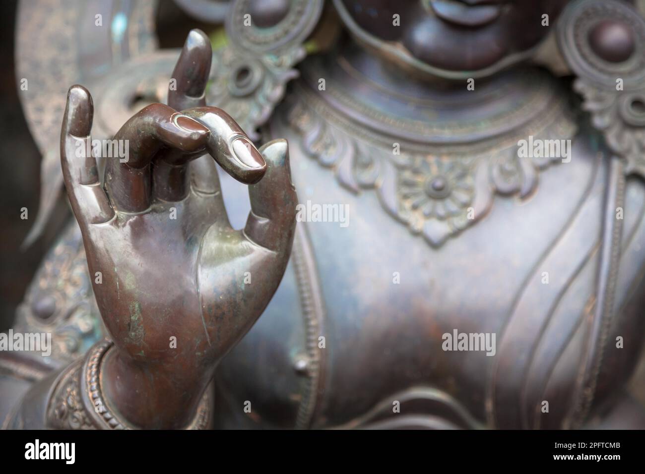 Position des mains mudra Karana exprime une énergie très puissante avec laquelle l'énergie négative est expulsé. Ce geste de la main s'appelle également parer le Banque D'Images