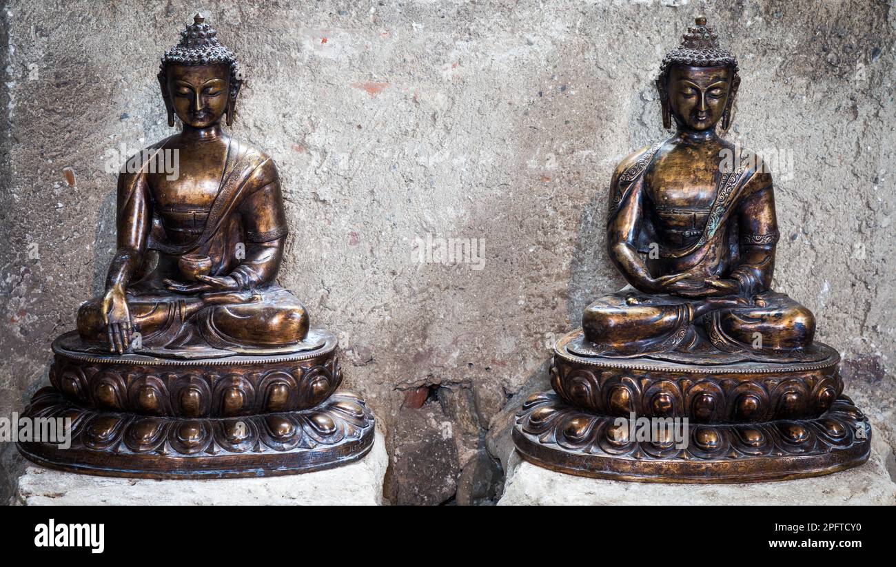 Fabriqué en bronze, c.a 1860, position méditante. Utile pour les concepts liés à la concentration. CopySpace entre les deux statues Banque D'Images