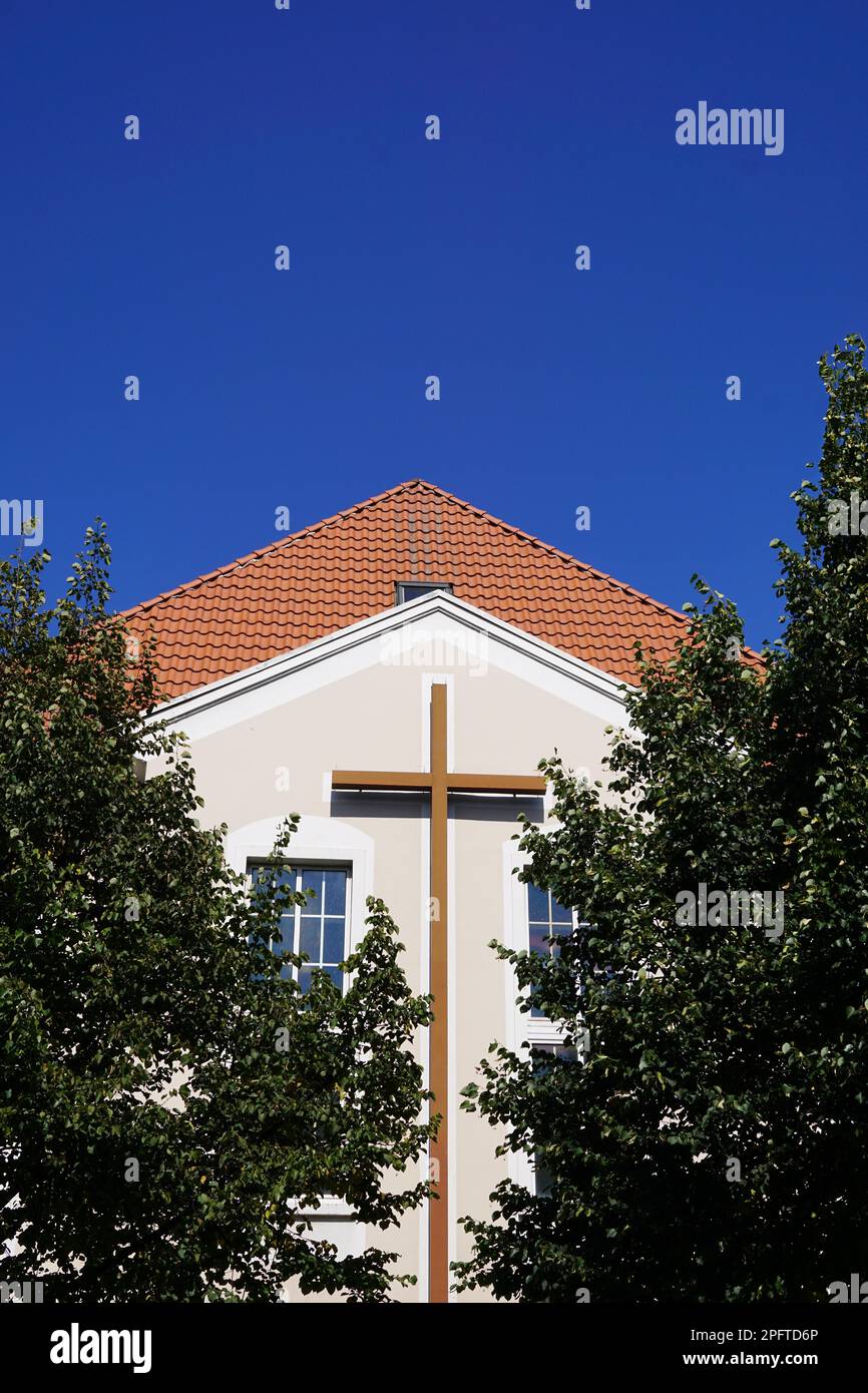Bâtiment moderne de l'église évangéliste méthodiste avec grande croix chrétienne à Hanovre, en Allemagne Banque D'Images