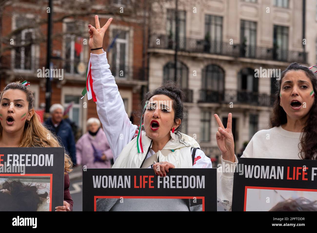 Des militantes iraniennes pour la liberté lors d'une manifestation qui se tient à Londres à l'occasion de la Journée des Nations Unies contre le racisme. Texte Woman Life Freedom Banque D'Images