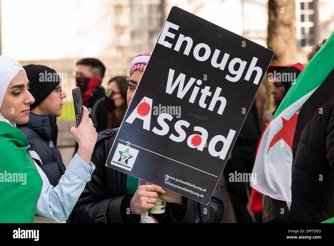 Protestation contre Assad à propos de la guerre en Syrie. Guerre civile syrienne. Assez avec la plaque d'Assad Banque D'Images