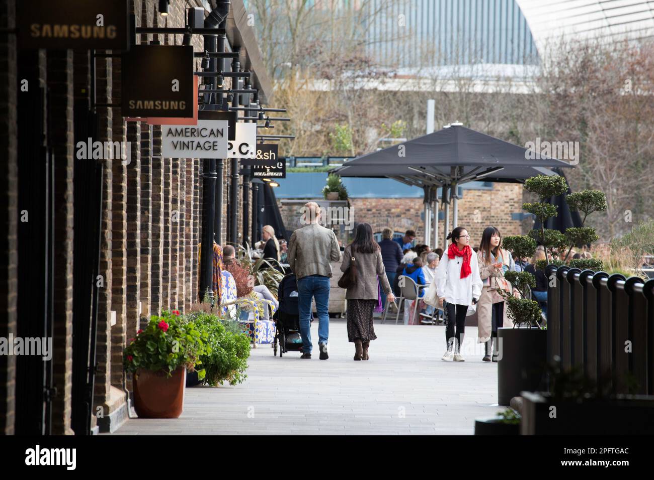 Amateurs de shopping à Coal Drops Yard Kings Cross Londres Banque D'Images