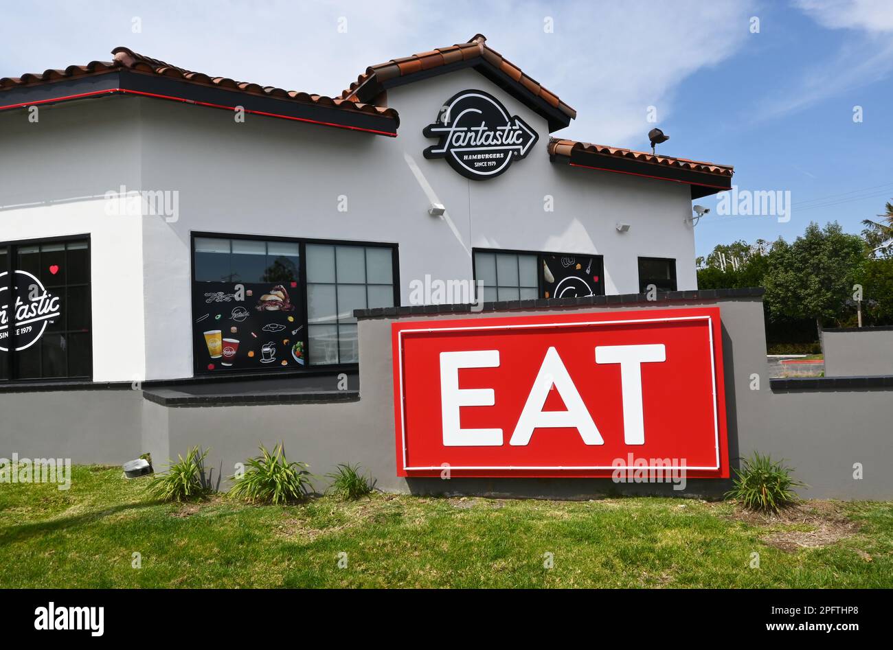 TUSTIN, CALIFORNIE - 17 MARS 2023 : fantastique restaurant de restauration rapide avec un grand panneau INDIQUANT LES REPAS devant. Banque D'Images