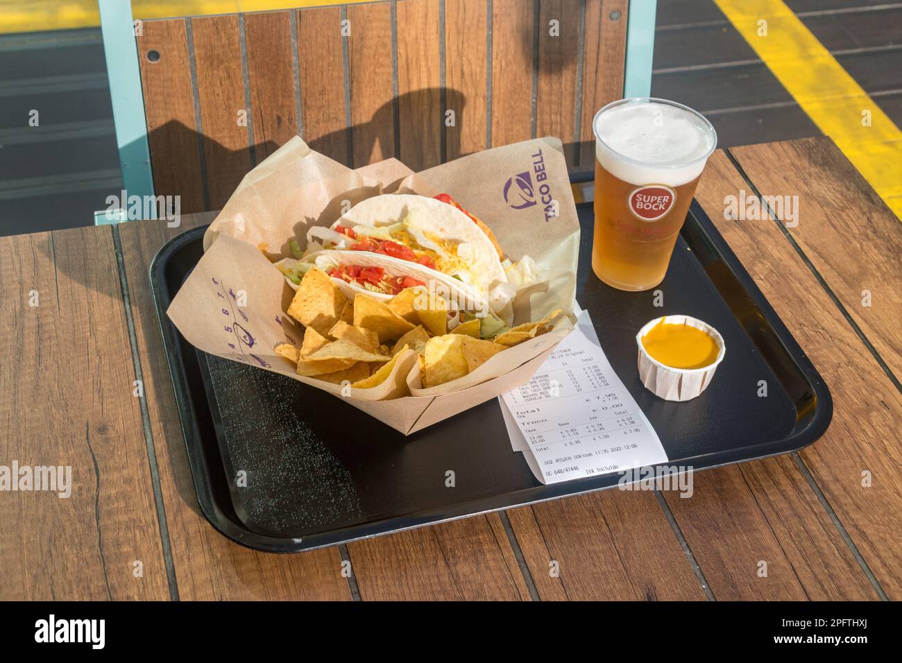 Lisbonne, Portugal - 6 décembre 2022 : repas de Taco Bell avec Tacos, Nachos et bière Super Bock. Banque D'Images