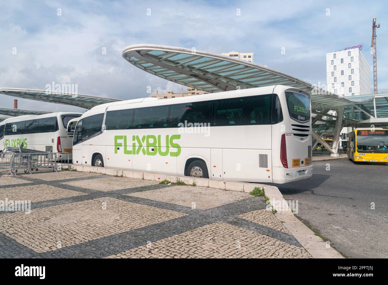 Lisbonne, Portugal - 6 décembre 2022: Bus avec logo Flixbus. Banque D'Images