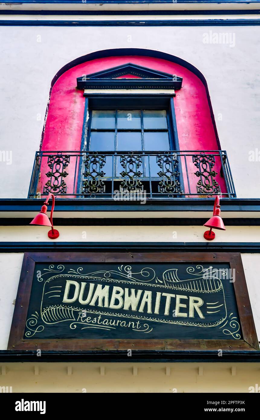 Le restaurant Dumbwaiter est photographié sur la rue Dauphin, 8 mars 2023, à Mobile, Alabama. Ouvert en 2015, le restaurant est spécialisé dans la cuisine du Sud. Banque D'Images