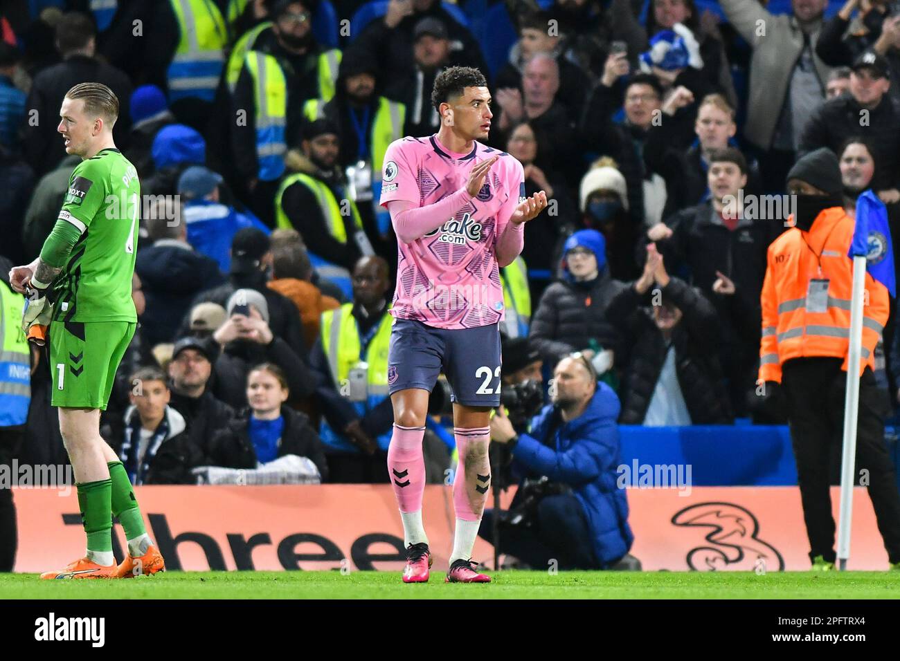 Ben Godfrey, d'Everton, applaudit les fans après le match de la Premier League entre Chelsea et Everton au Stamford Bridge, Londres, le samedi 18th mars 2023. (Photo: Ivan Yordanov | ACTUALITÉS MI) Credit: ACTUALITÉS MI & Sport /Actualités Alay Live Banque D'Images