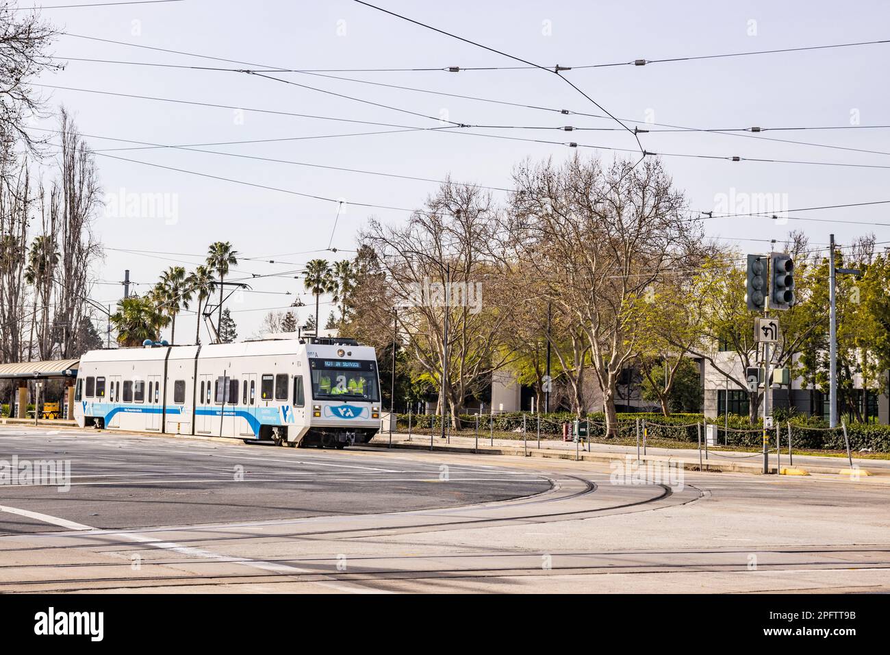 Tramway de la Silicon Valley Transit Authority avec un équipage d'entretien pour une course d'essai. Banque D'Images