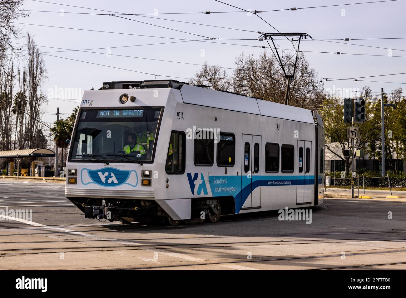 Tramway de la Silicon Valley Transit Authority avec un équipage d'entretien pour une course d'essai. Banque D'Images