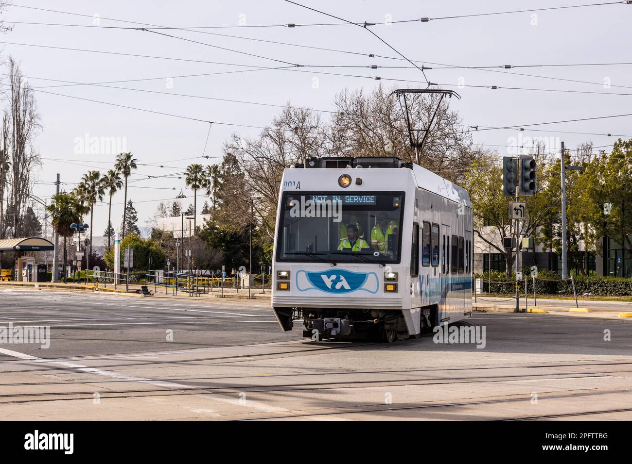 Tramway de la Silicon Valley Transit Authority avec un équipage d'entretien pour une course d'essai. Banque D'Images