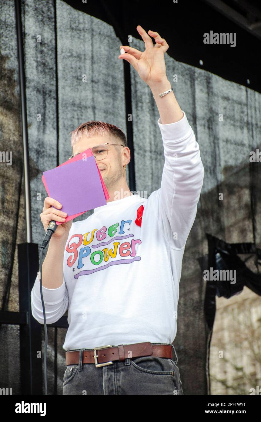 Londres, Royaume-Uni. 18th mars 2023. Plus d'une vingtaine d'organisations et d'organismes de bienfaisance dans le domaine du VIH se sont associés pour organiser une marche, vigile et rassemblement afin de lutter contre la stigmatisation. Nathaniel Hall acteur, dramaturge, activiste VIH de Manchester. Il tient la tablette qu'il prend chaque jour qui le maintient en vie. Credit: JOHNNY ARMSTEAD/Alamy Live News Banque D'Images