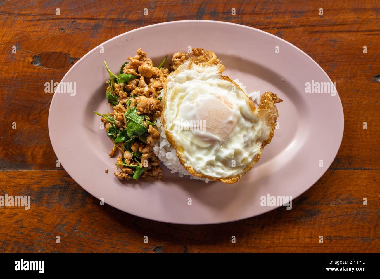 Vue en hauteur de Prad Ka Pao, steet populaire thaïlandais composé de porc  haché frit au basilic et œuf frit au riz Photo Stock - Alamy