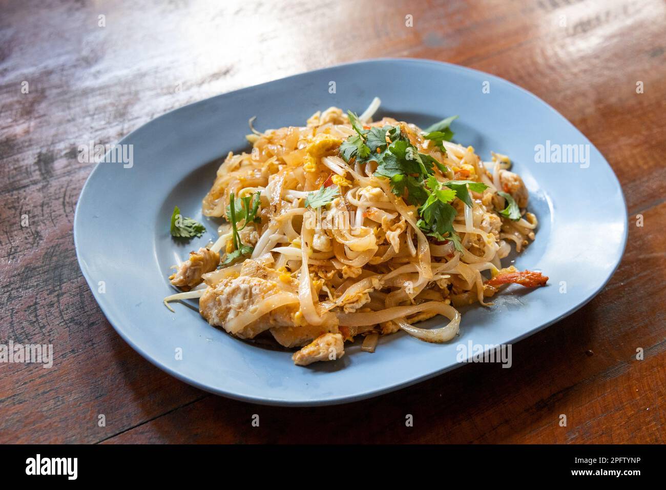 Authentique et simple, sans frits Pad Thai, cuisine populaire de la Thaïlande composée de nouilles de riz frites avec crevettes, porc ou poulet. Banque D'Images