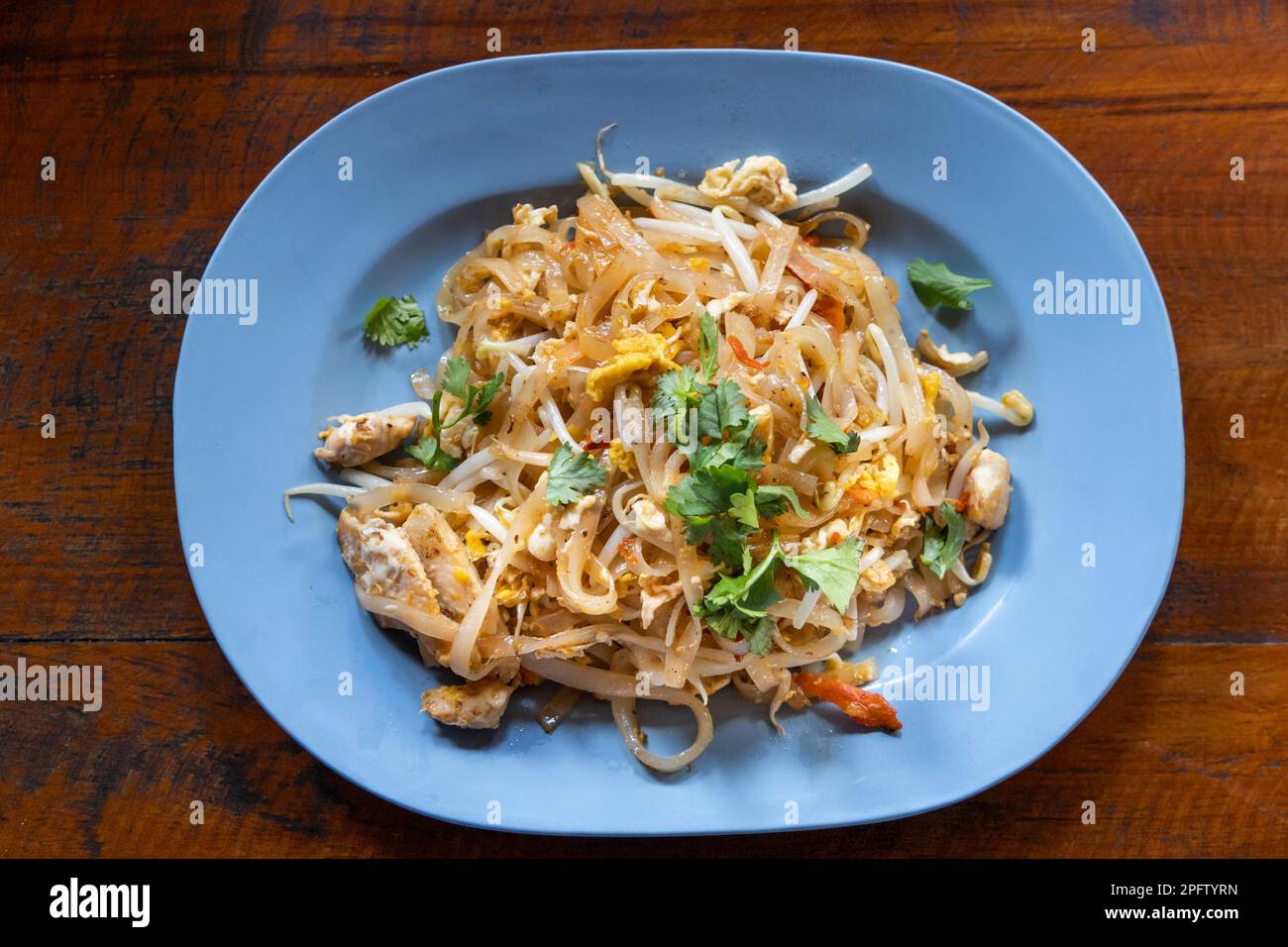 Vue en hauteur de l'authentique et simple sans chichis Pad Thai, populaire cuisine de rue de Thaïlande composé de nouilles de riz frites avec ajout de crevettes, de porc ou Banque D'Images