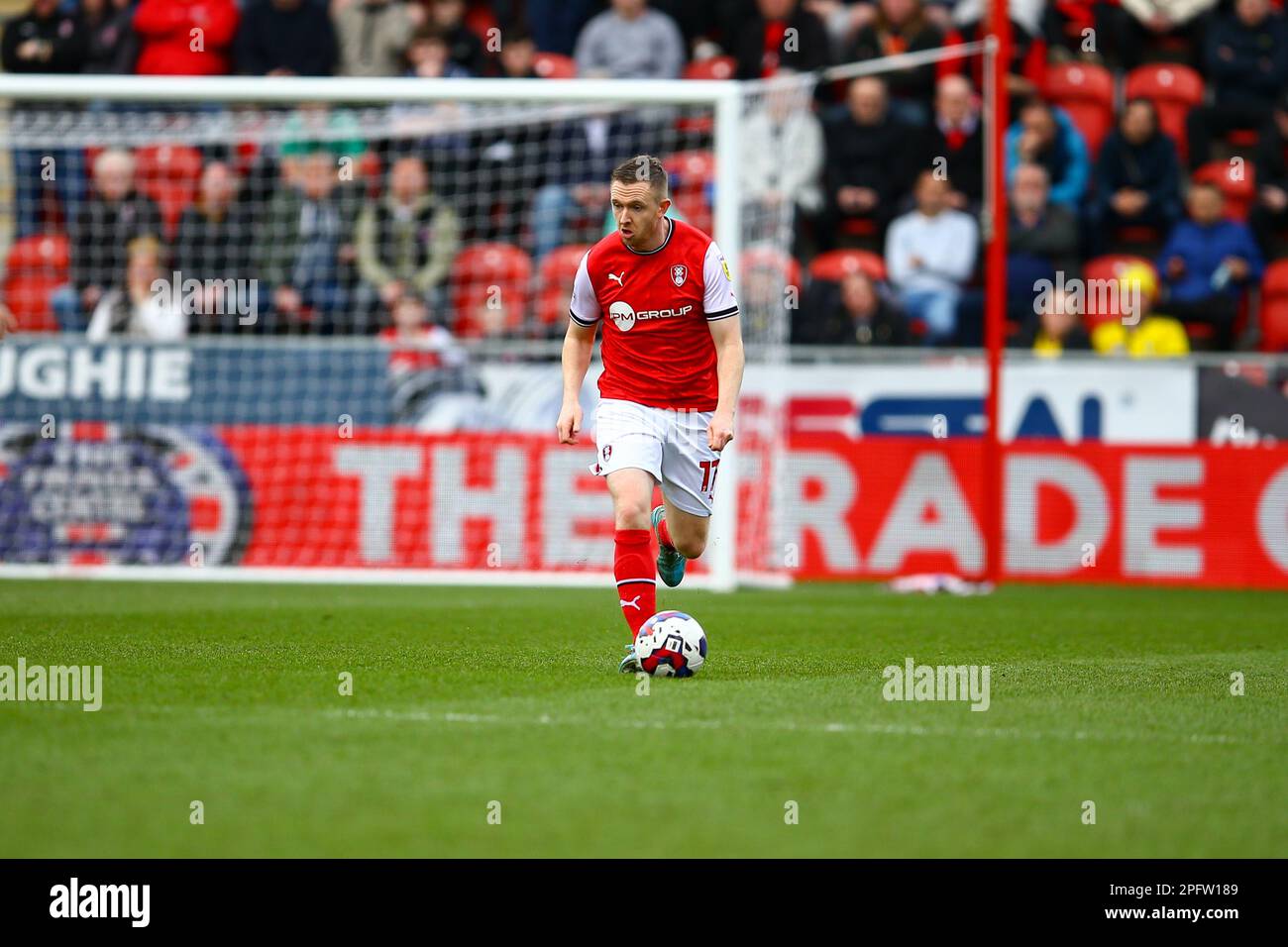 AESSEAL New York Stadium, Rotherham, Angleterre - 18th mars 2023 Shane Ferguson (17) de Rotherham United - pendant le match Rotherham v Cardiff City, Sky Bet Championship, 2022/23, AESSEAL New York Stadium, Rotherham, Angleterre - 18th mars 2023 crédit: Arthur Haigh/WhiteRosePhotos/Alay Live News Banque D'Images