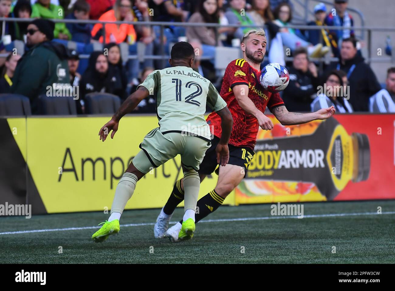 18 mars 2023: Les sirènes de Seattle ont présenté Jordan Morris (13) et le défenseur du FC de Los Angeles Diego Palacios (12) lors du match de football MLS entre le FC de Los Angeles et le FC des sirènes de Seattle au Lumen Field à Seattle, WA. Les équipes ont lutté pour un tirage nul. Steve Faber/CSM Banque D'Images