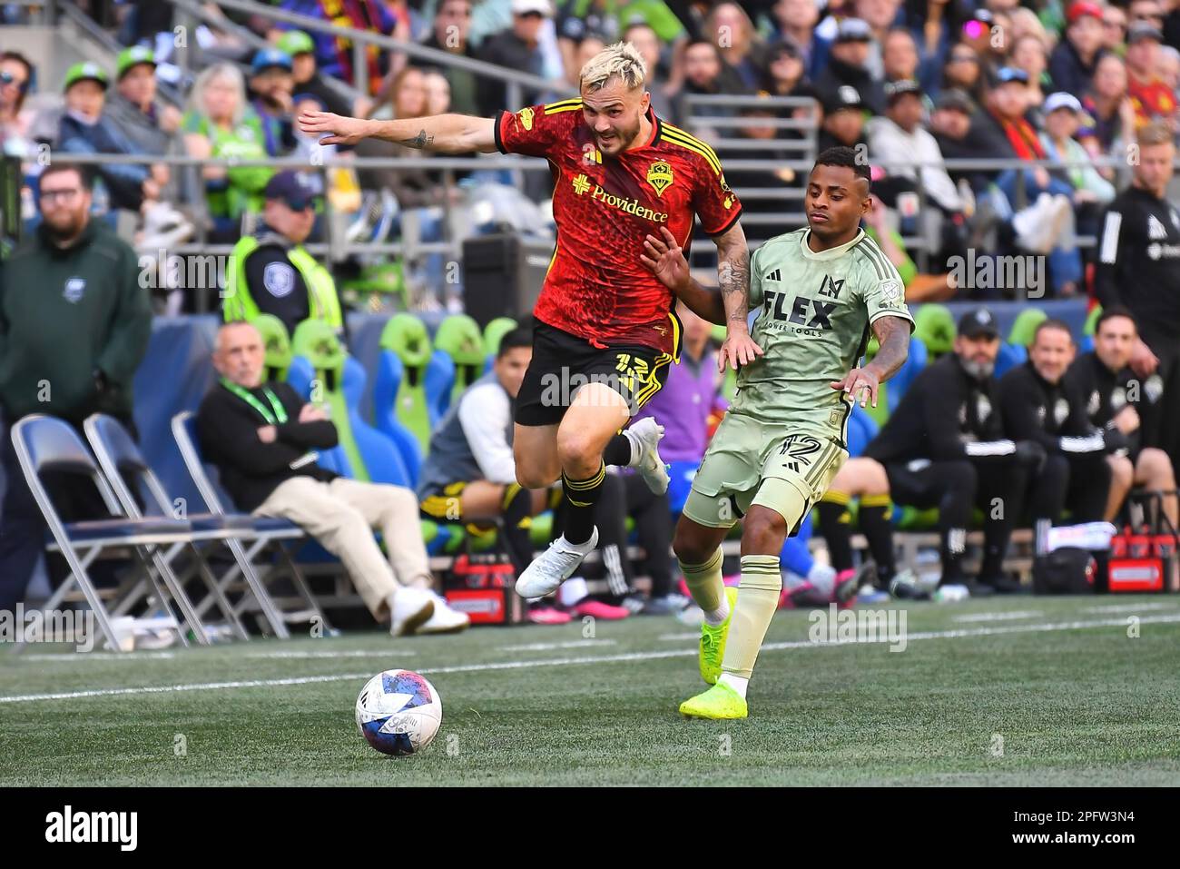 18 mars 2023: Les sirènes de Seattle ont présenté Jordan Morris (13) et le défenseur du FC de Los Angeles Diego Palacios (12) se bousculent pour le ballon lors du match de football MLS entre le FC de Los Angeles et le FC des sirènes de Seattle au Lumen Field de Seattle, WA. Les équipes ont lutté pour un tirage nul. Steve Faber/CSM Banque D'Images