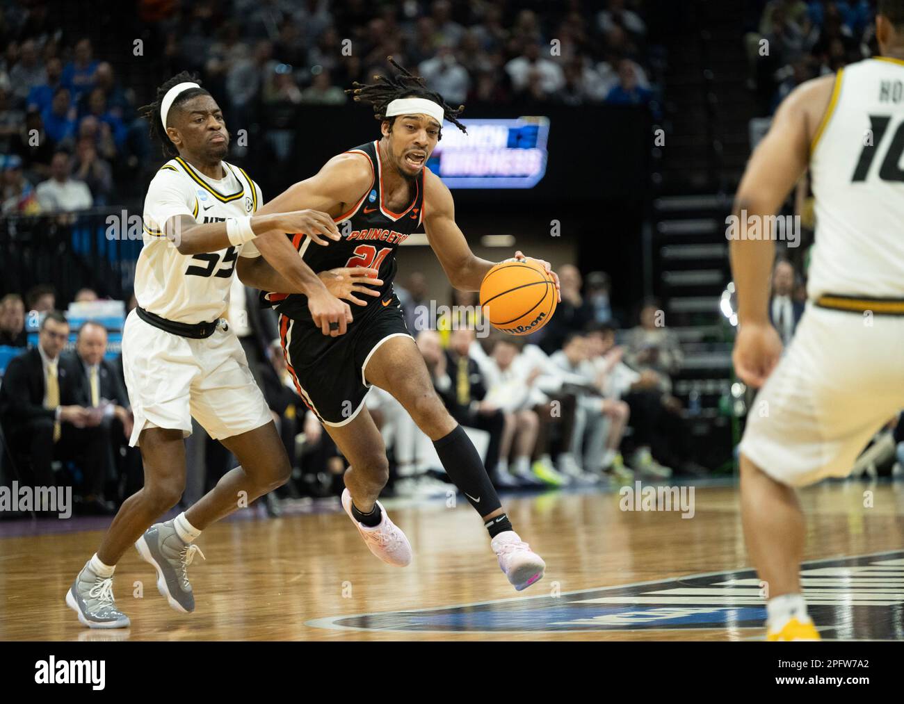 Sacramento, Californie, États-Unis. 18th mars 2023. Les Tigres de Princeton avançant Totan Evbuomwan (20) passe devant le garde des Tigres du Missouri Sean East II (55) lors d'un match dans le tournoi de la NCAA au Golden 1 Centre à Sacramento, samedi, 18 mars 2023. Princeton Tigers bat les Tigers du Missouri 78-63. (Credit image: © Paul Kitagaki Jr./ZUMA Press Wire) USAGE ÉDITORIAL SEULEMENT! Non destiné À un usage commercial ! Banque D'Images