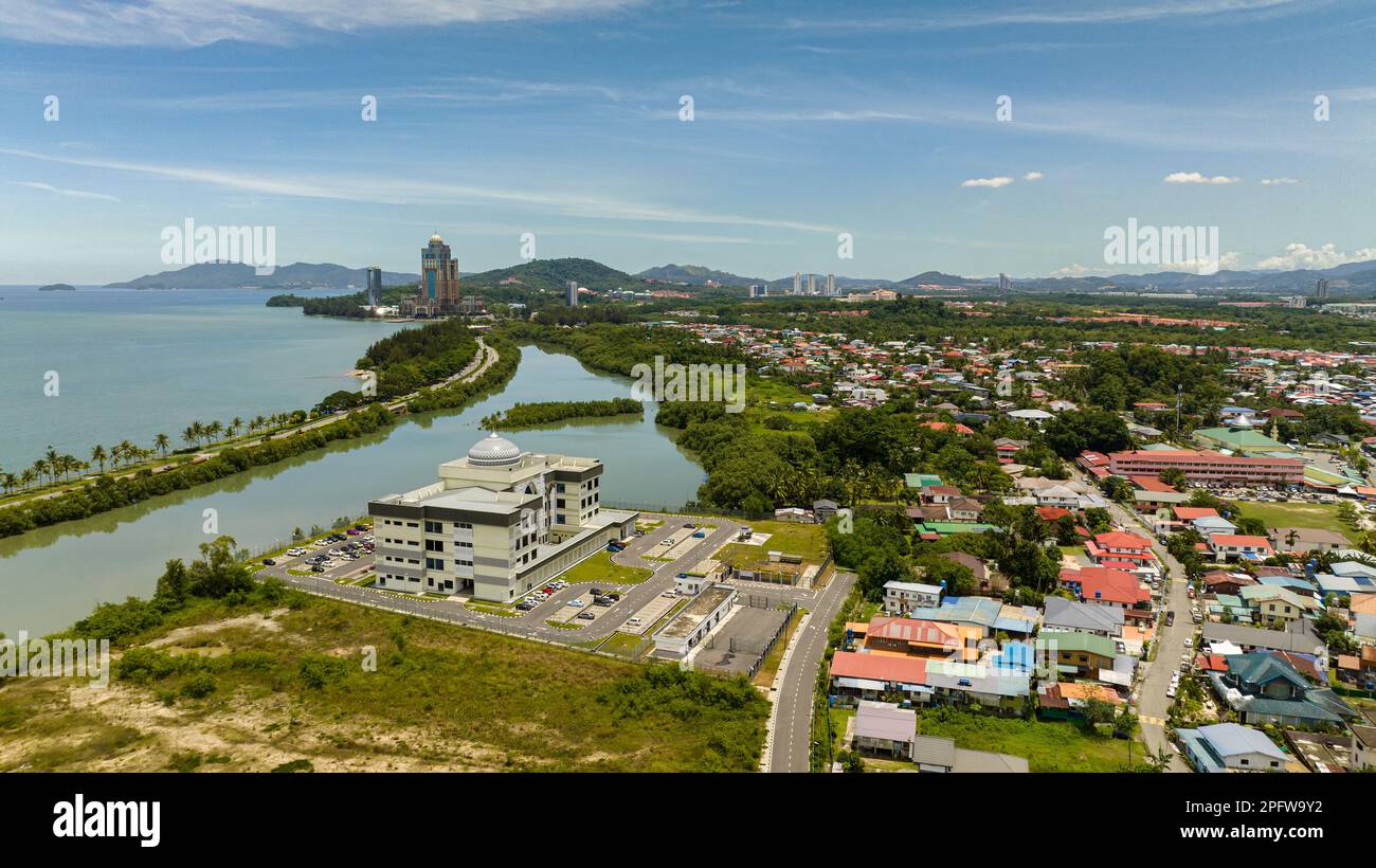Vue de dessus de la mosquée flottante Bandaraya Kota et panorama de la ville. Kinabalu. Sabah, Bornéo. Malaisie. Banque D'Images