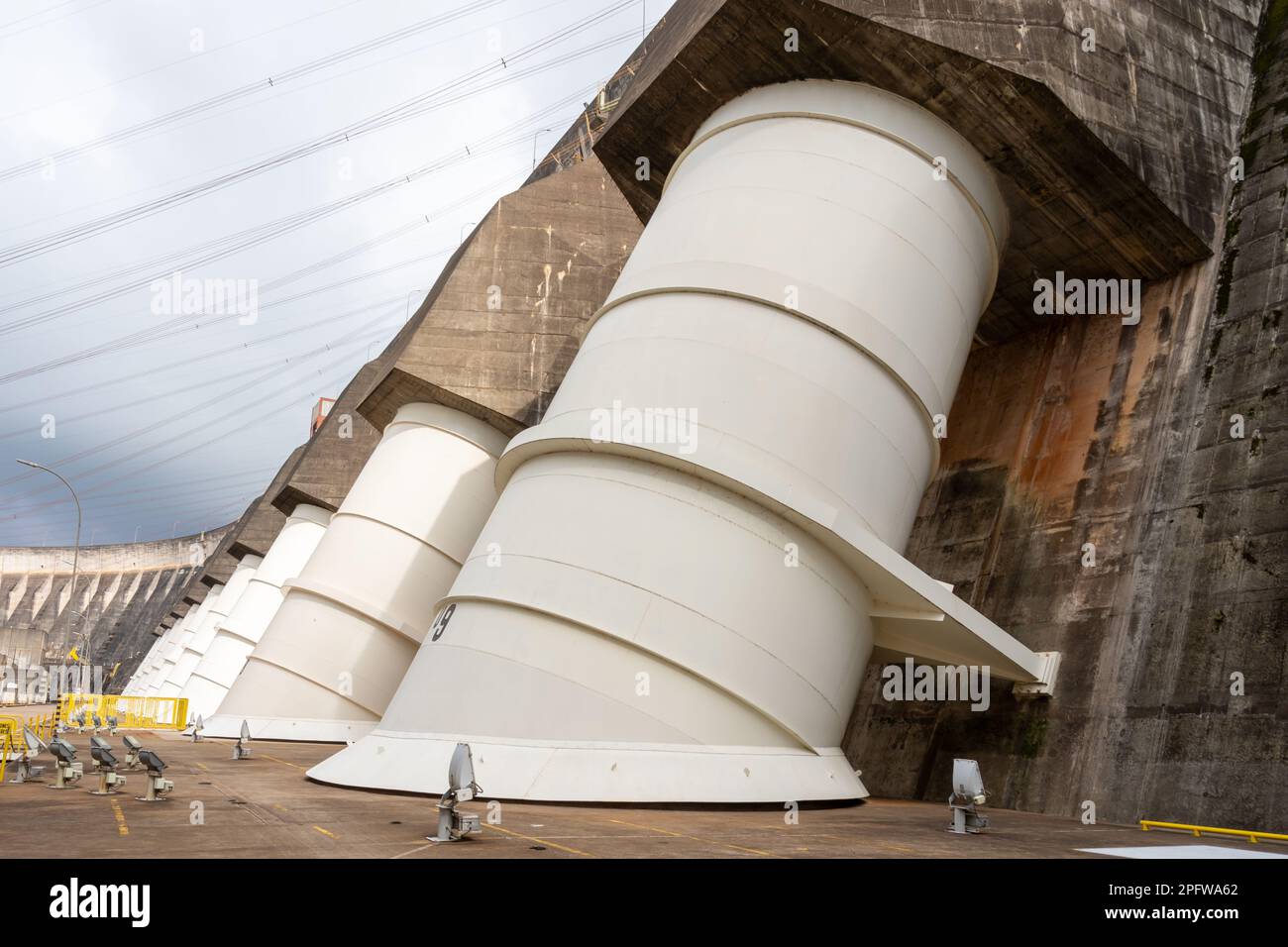 Foz do iguacu, brésil - 15 janvier 2023: Vue extérieure des turbines de la centrale hydroélectrique d'Itaipu à Foz do iguacu, brésil et Paraguay. Banque D'Images
