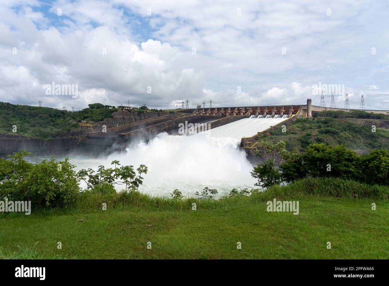 Déversoir du barrage d'Itaipu vu du centre d'accueil près de Foz do iguacu, brésil. Banque D'Images