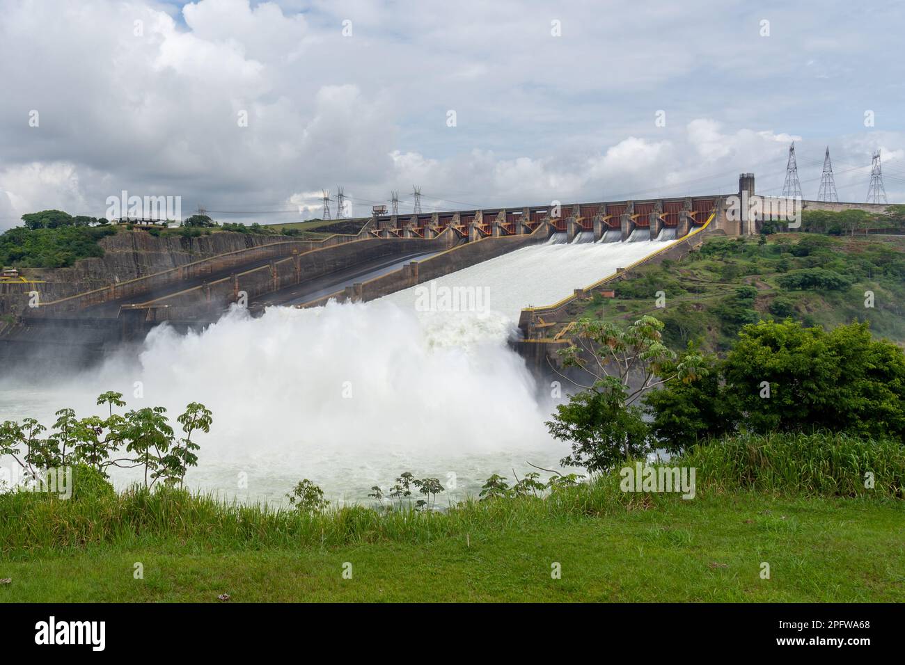 Déversoir du barrage d'Itaipu vu du centre d'accueil près de Foz do iguacu, brésil. Banque D'Images