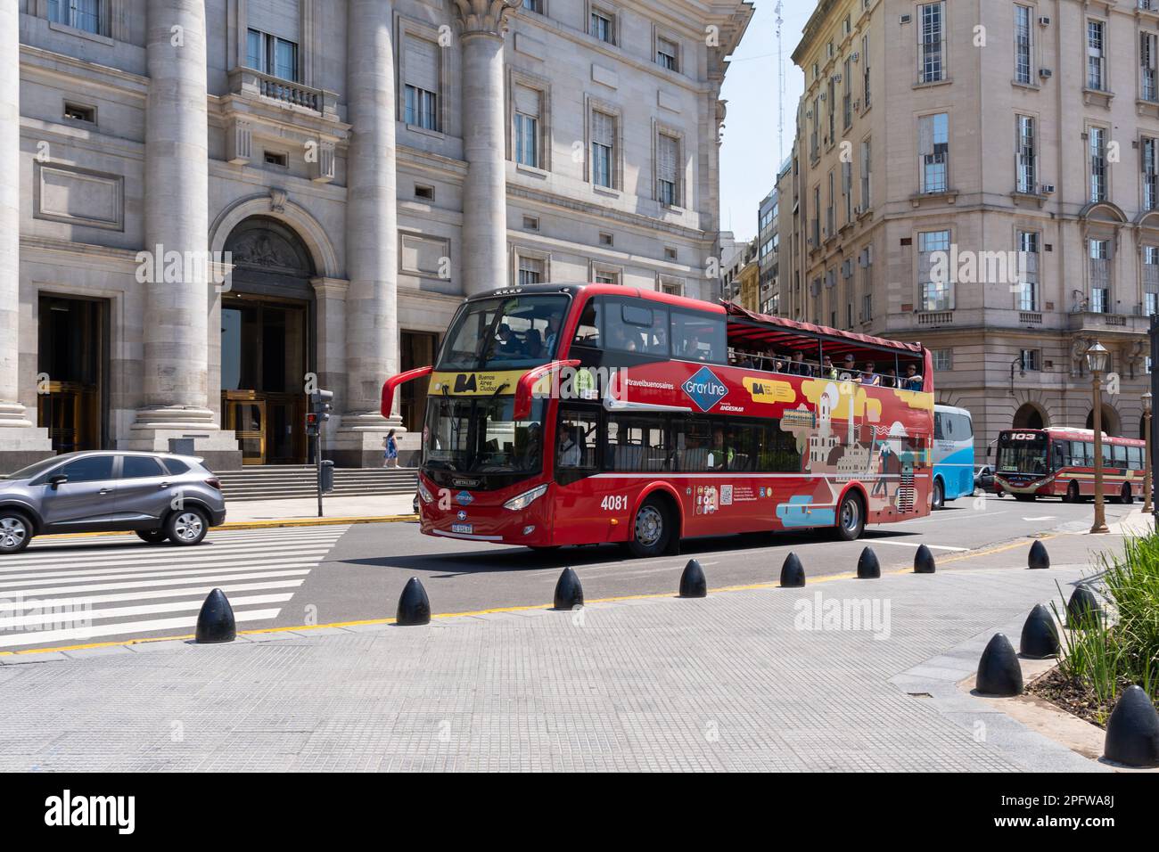 Buenos Aires, Argentine - 17 janvier 2023 : visite touristique en bus à impériale dans le centre-ville de Buenos Aires, Argentine. Banque D'Images