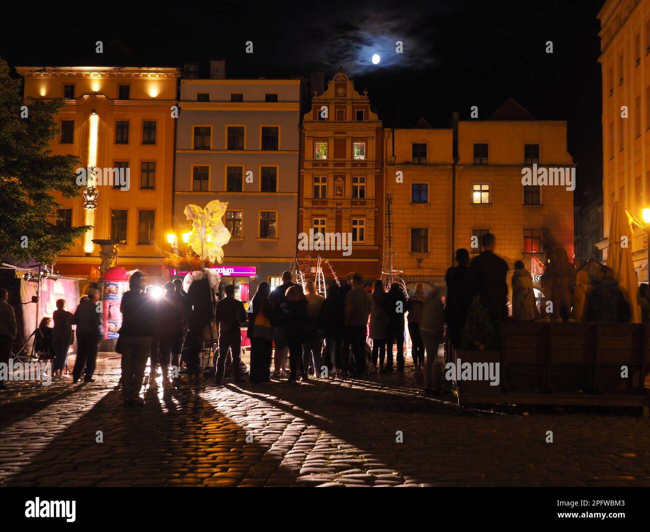 Nuit au marché de Świdnica, Pologne Banque D'Images