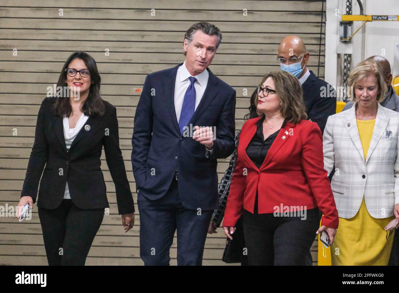 Los Angeles, États-Unis. 18th mars 2023. Gov. Californie Gavin Newsom (2nd L) arrive dans une conférence de presse après avoir visité un entrepôt Kaiser permanente à Downey, en Californie. Newsom a annoncé un partenariat avec Civica Rx pour fournir de l'insuline aux Californiens pour $30 pour 10 millilitres, ce qui, selon lui, n'était qu'un dixième du coût actuel. Crédit : SOPA Images Limited/Alamy Live News Banque D'Images