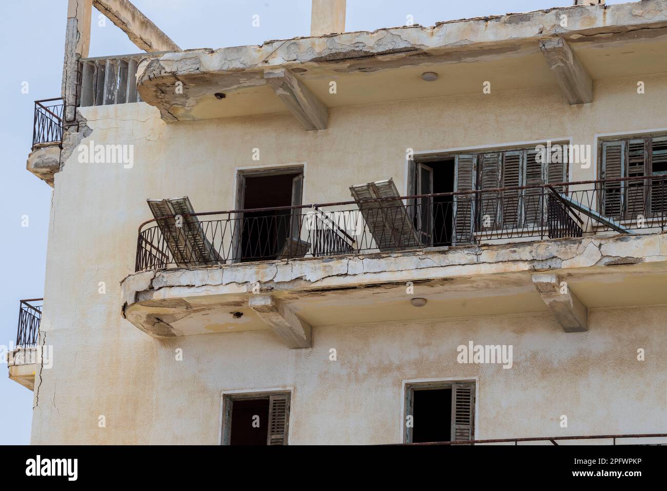 7 juin 2022, Famagusta, Chypre: La plage près des hôtels abandonnés dans la ligne verte ou la zone démilitarisée. Une zone tampon divise Chypre en deux, une cicatrice de 180 kilomètres maintenue par les forces de maintien de la paix des Nations Unies dans l'une des missions les plus longues de l'histoire. Au sud se trouve la République grecque de Chypre, un État membre de l'UE qui revendique l'île entière comme la sienne et qui est soutenu par la communauté internationale. Au nord se trouve la zone occupée par la Turquie, dont les dirigeants ont adopté un nouveau nom lorsqu'ils ont déclaré l'indépendance en 1983, la République turque de Chypre-Nord (TRNC). Seule la Turquie le reconnaît Banque D'Images