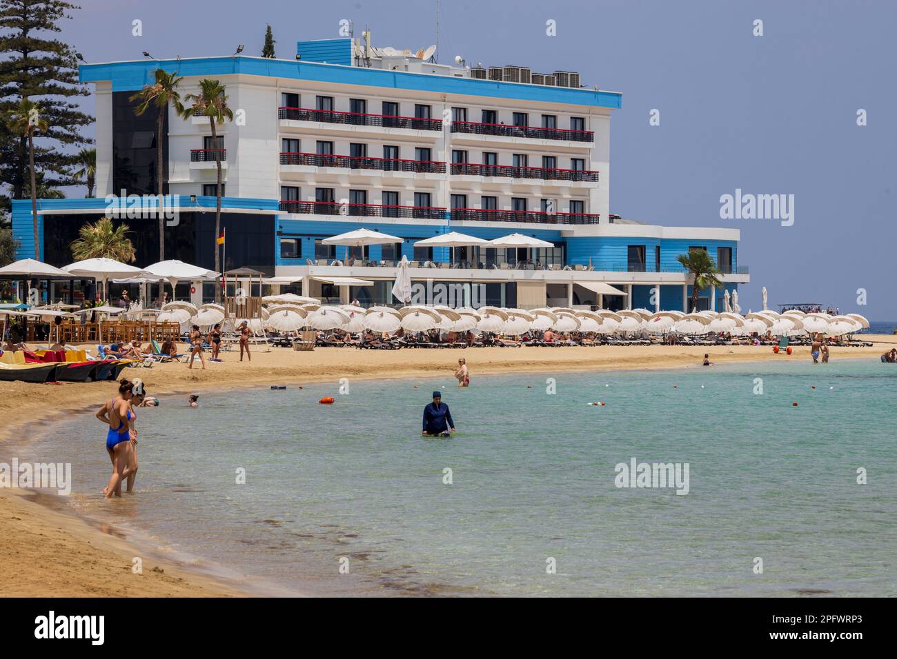 7 juin 2022, Famagusta, Chypre: La plage avec un nouvel hôtel moderne en face des hôtels abandonnés dans la ligne verte ou zone démilitarisée. Une zone tampon divise Chypre en deux, une cicatrice de 180 kilomètres maintenue par les forces de maintien de la paix des Nations Unies dans l'une des missions les plus longues de l'histoire. Au sud se trouve la République grecque de Chypre, un État membre de l'UE qui revendique l'île entière comme la sienne et qui est soutenu par la communauté internationale. Au nord se trouve la zone occupée par la Turquie, dont les dirigeants ont adopté un nouveau nom lorsqu'ils ont déclaré leur indépendance en 1983, la République turque de Chypre-Nord (T Banque D'Images