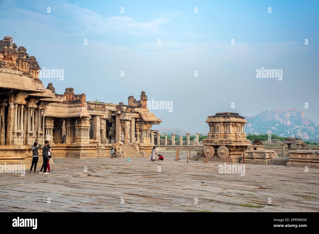 Hampi, Karnataka, Inde - novembre 3 2022: Touristes au temple de Vijaya Vitthala à Hampi qui est son monument le plus emblématique. Hampi, la capitale de Vijayan Banque D'Images