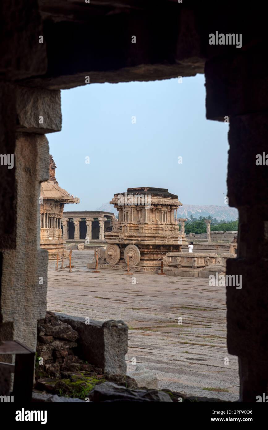 Hampi, Karnataka, Inde - novembre 3 2022: Touristes au temple de Vijaya Vitthala à Hampi qui est son monument le plus emblématique. Hampi, la capitale de Vijayan Banque D'Images