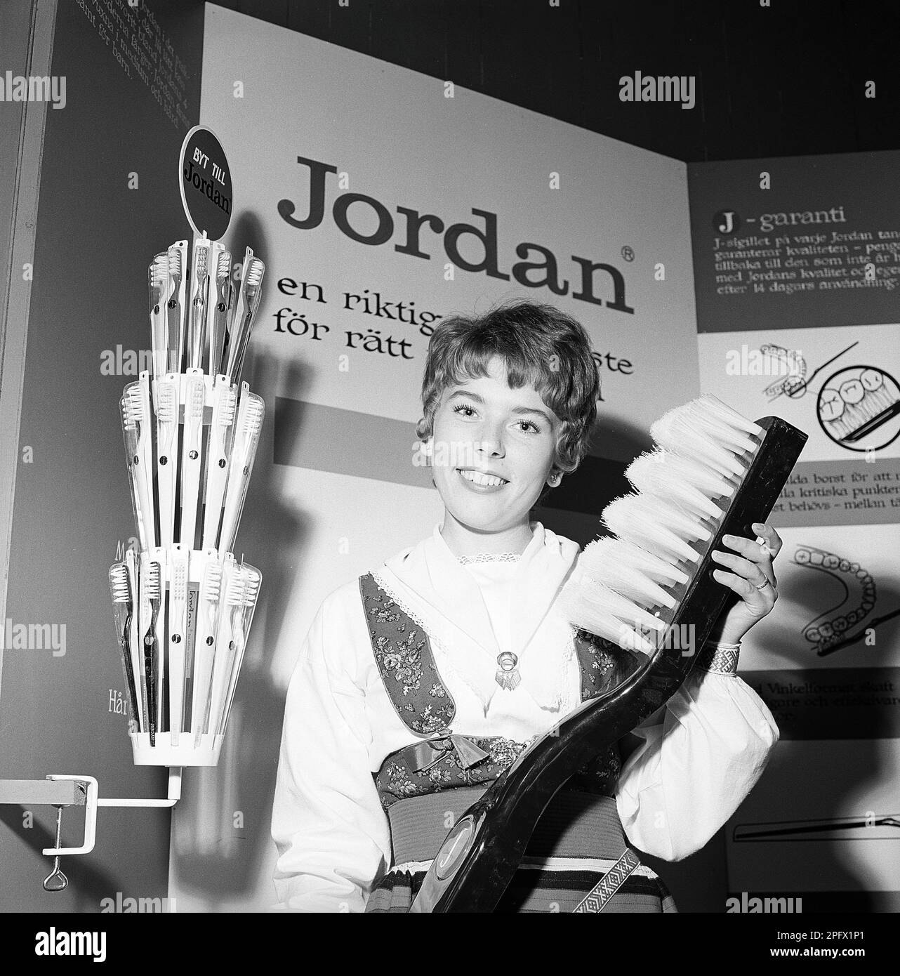 https://c8.alamy.com/compfr/2pfx1p1/une-jeune-femme-de-la-societe-jordan-est-debout-sur-son-stand-lors-d-une-exposition-tenant-une-brosse-a-dents-geante-derriere-elle-la-publicite-des-produits-de-l-entreprise-et-de-ses-fonctions-a-cote-des-brosses-a-dents-moyennes-et-dures-ainsi-que-des-brosses-a-dents-pour-enfants-suede-1952-conard-ref-4671-2pfx1p1.jpg