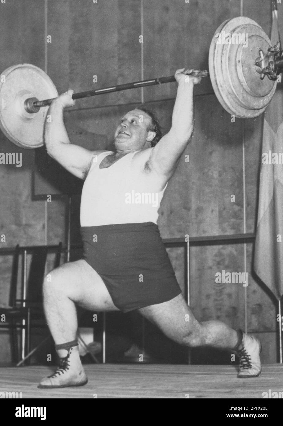 Homme fort dans l'ancien temps. Lage Andersson, 1920-1999, lève 150 kg aux championnats de musculation suédois en 1951 Banque D'Images