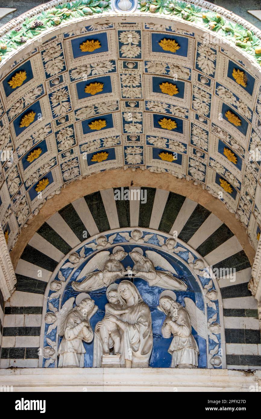 Terre cuite Madonna et enfant (1505) par Andrea della Robbia dans le portique de la cathédrale San Zeno, Pistoia Banque D'Images