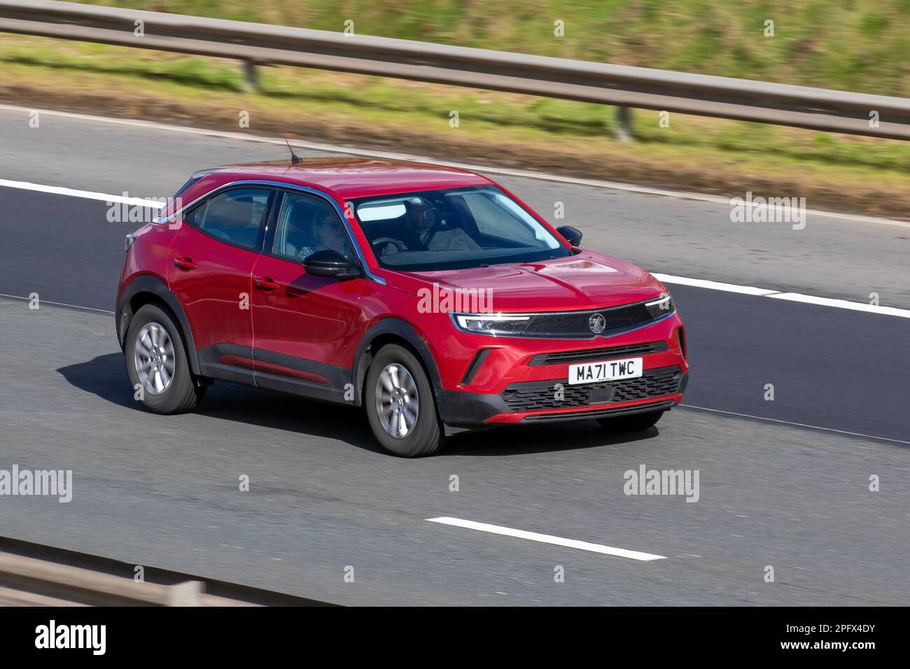 2021 Rouge MOKKA se TURBO 1199cc 6 vitesses manuelle ; sur l'autoroute M6, Royaume-Uni Banque D'Images