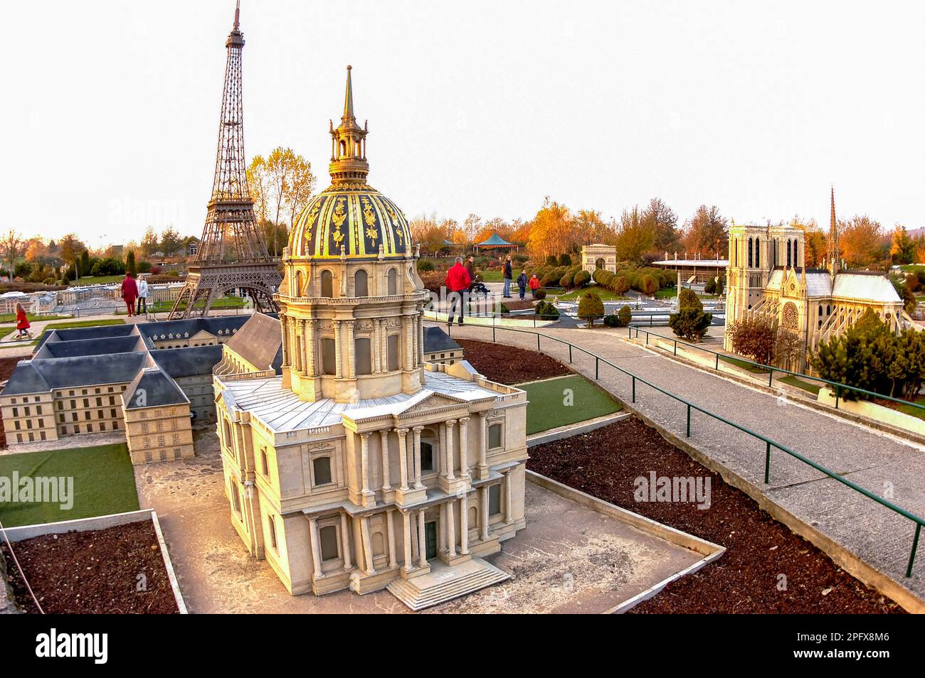 Paris, France - touristes visitant, Parc à thème, en banlieue, France miniature, avec maquettes architecturales des monuments français. Invalides et Tour Eiffel. Banque D'Images