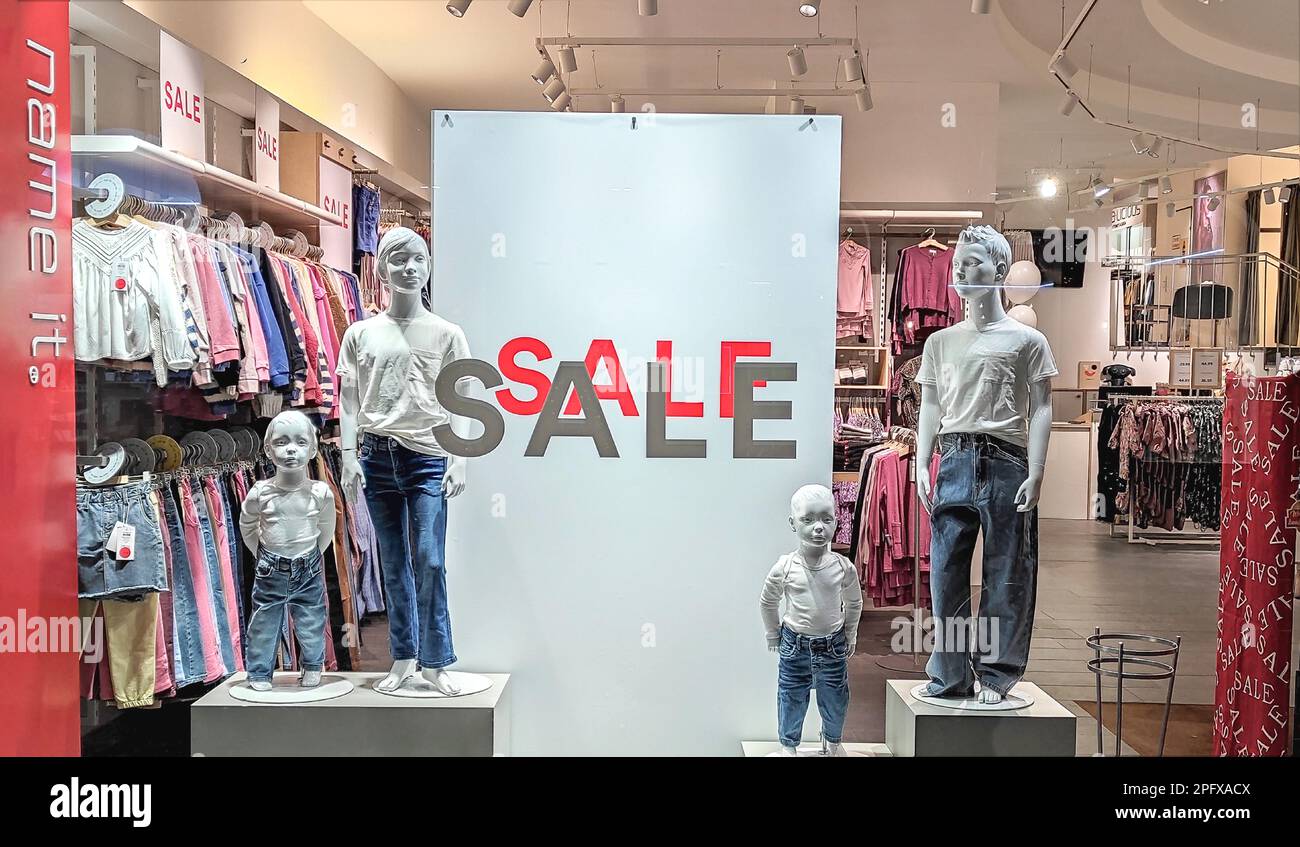 Autriche, Vienne - 9 janvier 2023: NOM C'est une marque danoise de vêtements spécialisée dans les vêtements pour enfants âgés de 0 à 16 ans. Mannequins debout de bébé dans un sho Banque D'Images
