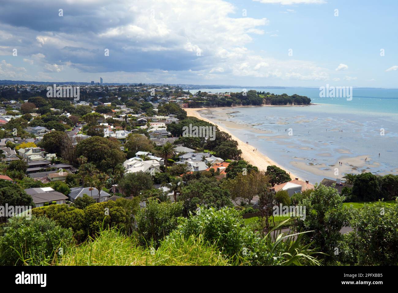 Cheltenham Beach - vue depuis Maungauika, North Head, Auckland, Nouvelle-Zélande Banque D'Images