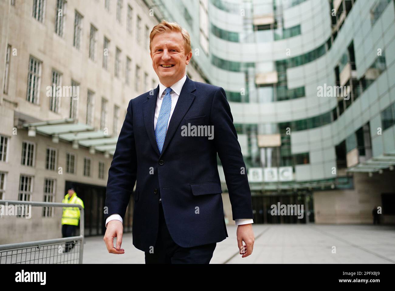 Chancelier du duché de Lancaster, Oliver Dowden sourit alors qu'il quitte la BBC Broadcasting House à Londres, après avoir comparu dimanche avec Laura Kuenssberg dans le programme d'actualité de la BBC One. Date de la photo: Dimanche 19 mars 2023. Banque D'Images