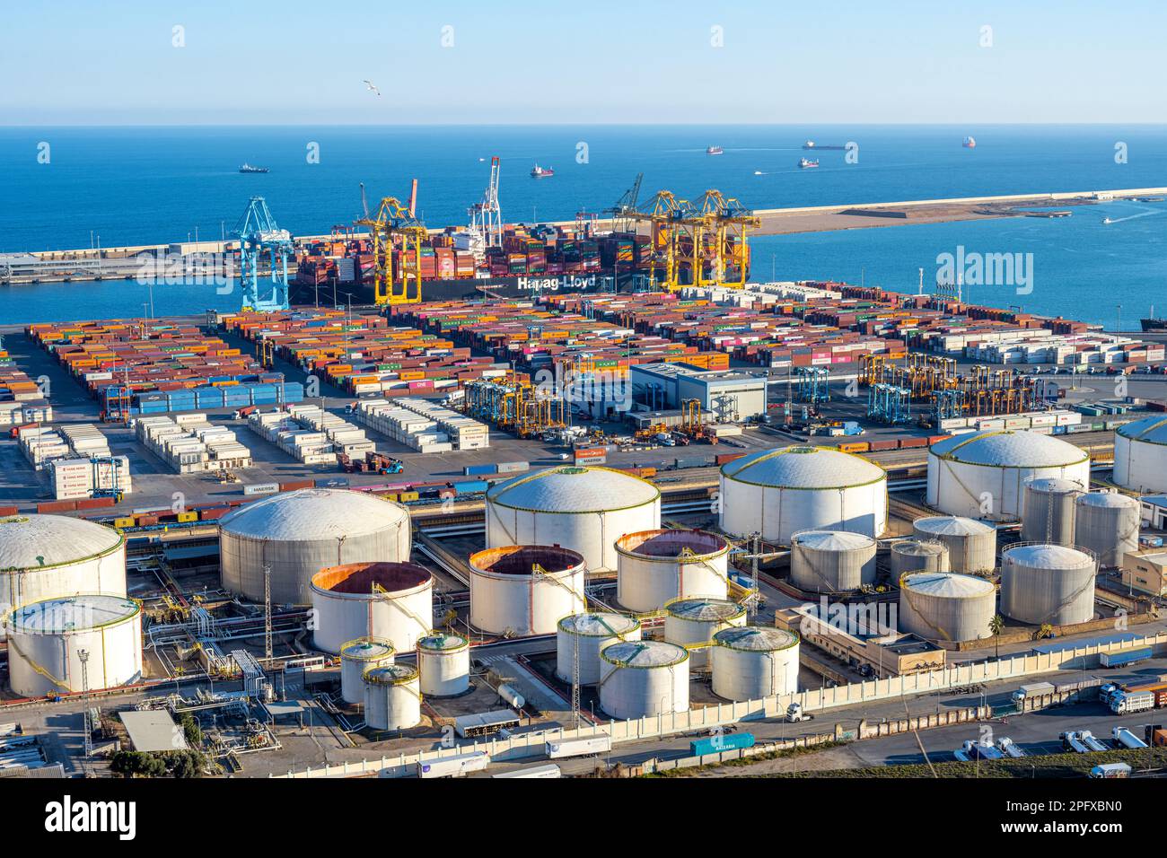 BARCELONE, ESPAGNE - 31 janvier 2023: Le port commercial de Barcelone avec des conteneurs de fret et des réservoirs de stockage Banque D'Images