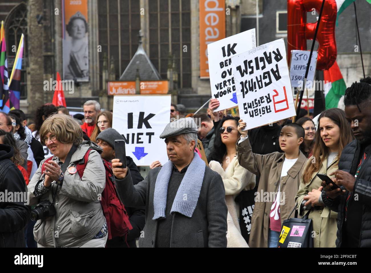 Amsterdam, pays-Bas 18th mars 2023.le Comité 21 mars a organisé la manifestation annuelle dans le cadre de la Journée internationale contre le racisme et la discrimination. Un grand groupe a défilé de la place du Dam à la place du Dokwerker. Banque D'Images