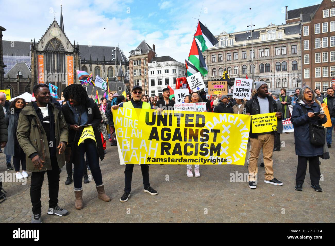 Amsterdam, pays-Bas 18th mars 2023.le Comité 21 mars a organisé la manifestation annuelle dans le cadre de la Journée internationale contre le racisme et la discrimination. Un grand groupe a défilé de la place du Dam à la place du Dokwerker. Banque D'Images