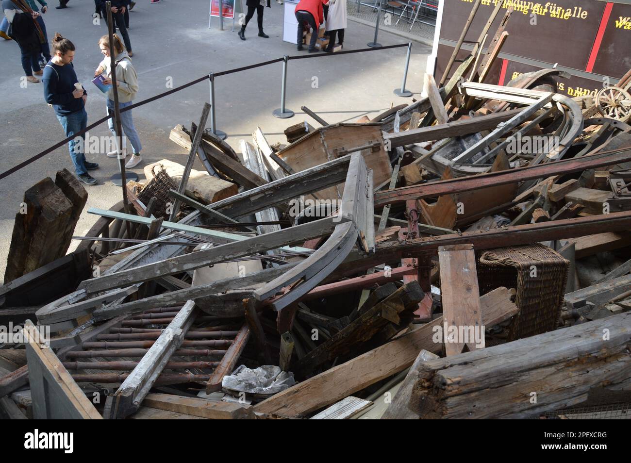 Berlin, Allemagne - 18 mars 2023 - exposition en plein air de la révolution en mars 1848 - Une barricade à l'angle de Friedrichstrasse et Jägerstrasse à Mitte. (Photo de Markku Rainer Peltonen) Banque D'Images